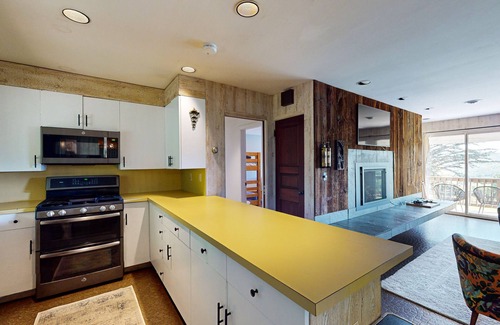 Jamaica House | Cozy house w/mtn views, sauna, fire pit, BBQ, fireplace, w/d, deck, wifi, EV