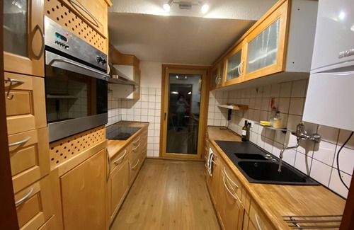 Eller Villa | Cozy house with balcony and private parking in Dusseldorf, near exhibition halls