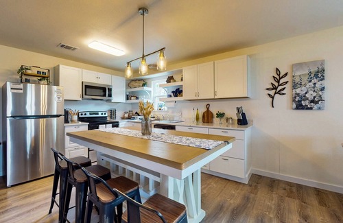 Buda House | Cozy house with full kitchen, hot tub, patio & WIFI, great central location