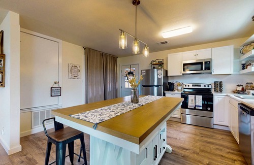 Buda House | Cozy house with full kitchen, hot tub, patio & WIFI, great central location