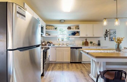 Buda House | Cozy house with full kitchen, hot tub, patio & WIFI, great central location