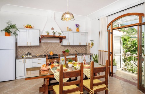 Montepertuso Apartment | Cozy house with sea view, terrace and private parking