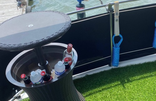 Villa Hills Boat Rental | Cozy houseboat on the Ohio River, 15 mins from downtown Cincinnati