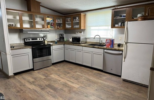 Clopton House | Cozy Hunting Lodging for Alabama's Black Belt close to your lease! Sleeps 3-5.