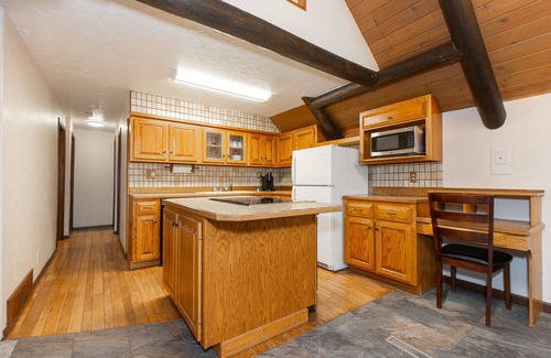Bozeman House | Cozy Hyalite Cabin! Minutes from MSU, Downtwon Bozeman & Hyalite Canyon!