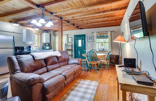Taswell Cabin | Cozy Indiana Cabin Rental w/Private Porch & Grill
