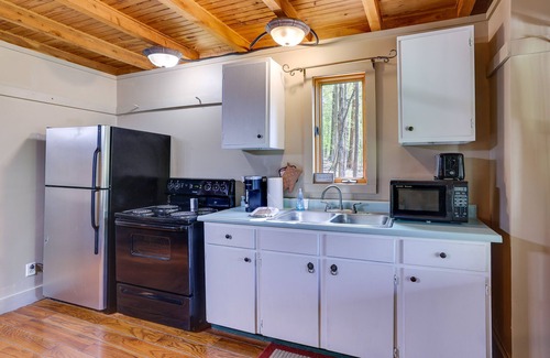 Taswell Cabin | Cozy Indiana Cabin Rental w/Private Porch & Grill