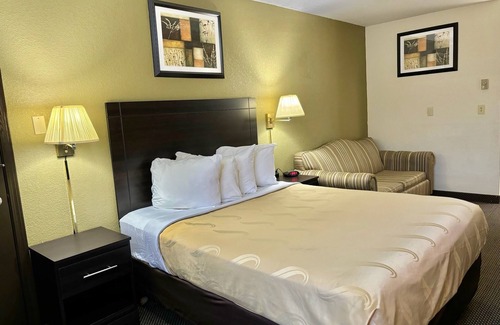Centralia Hotel | Cozy Inn formerly Quality Inn