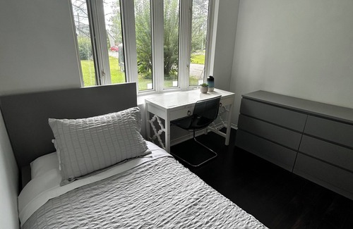 Alcona House | Cozy Innisfil Beach Cottage/Lakeview/Steps to the beach/Sleeps 5