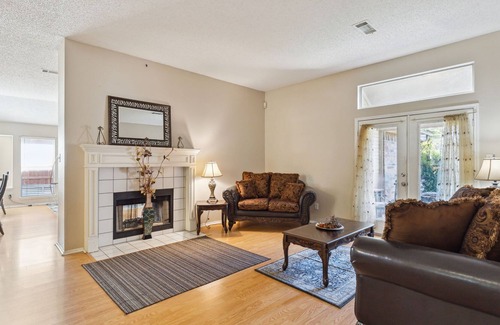Southwest Arlington House | Cozy + Inviting 4BR Home in Arlington