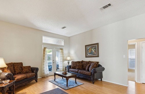 Southwest Arlington House | Cozy + Inviting 4BR Home in Arlington