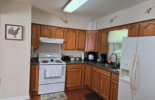Lake City House | Cozy, inviting home in Lake City, FL. Minutes from town and close to rivers.