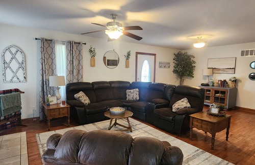 Holts Summit House | Cozy & inviting house in Holts Summit. 10 minutes from Jefferson City.