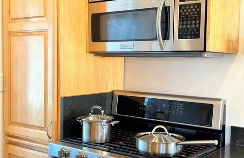 Alameda House | Cozy Island Retreat: 3 BR & Garden Yard - 10 minutes from everywhere!