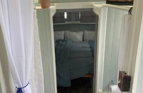 Kealakekua Bed & Breakfast | Cozy jungle boat hideaway with stunning ocean view