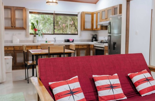 Parrita Cabin | Cozy jungle cabin with WiFi and AC in beautiful Parrita