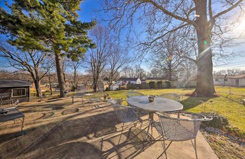 Gladstone House | Cozy Kansas City Home with Yard - 9 Mi to Dtwn!
