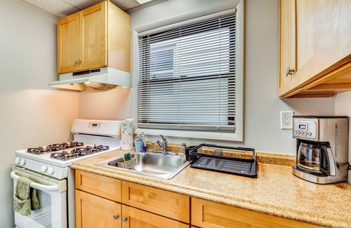 Keansburg Cottage | Cozy Keansburg Cottage: Walk to Beach & Boardwalk!