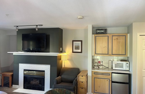 Quail Ridge Apartment | Cozy Kelowna Retreat! (208B)