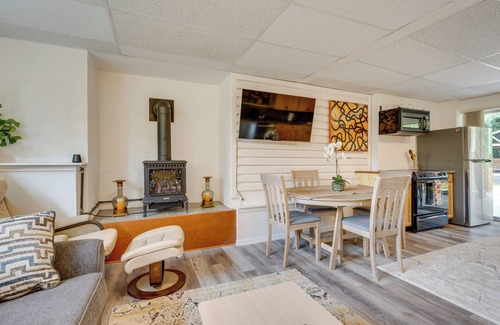 Kenmore Apartment | Cozy Kenmore Vacation Rental w/Shared Hot Tub!