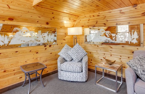 Keystone Cabin | Cozy Keystone Cabin: Hot Tub, 3 Mi to Mt Rushmore!