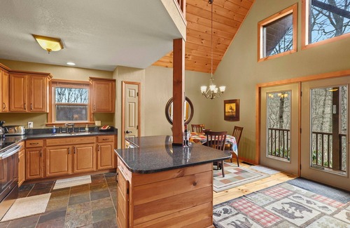 Banner Elk House | Cozy Kid&pet friendly renov. Cabin w. Hi Spd. WIFI, TV, Hot Tub, Grill, firepl.