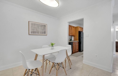 Bayshore Gardens Apartment | Cozy King APT near Bayshore! Pool/Gym/FREE parking
