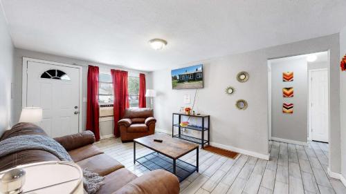 Dupont House | Cozy King Bed Hideaway Near Top Concerts & Sports
