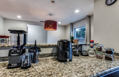 Plano House | Cozy, KING BED, Outdoor Movie Theater, Fire Pit