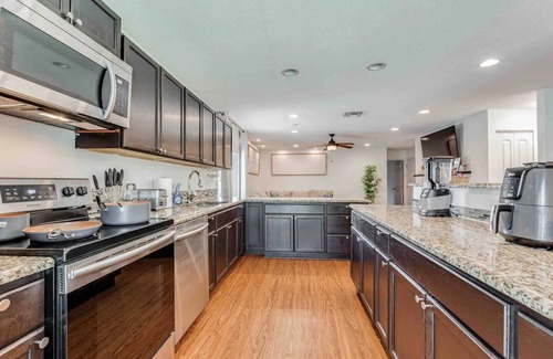 Plano House | Cozy, KING BED, Outdoor Movie Theater, Fire Pit