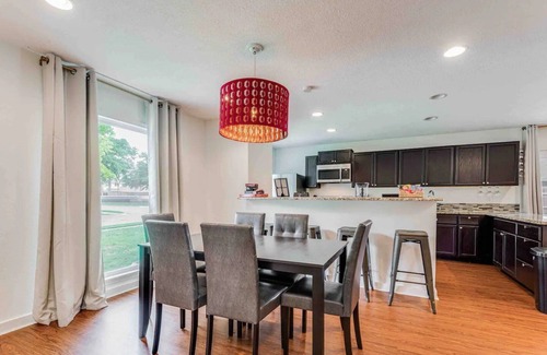Plano House | Cozy, KING BED, Outdoor Movie Theater, Fire Pit