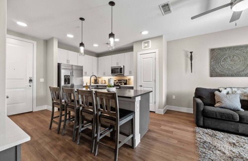 Fort Worth Apartment | Cozy King Bed | Pool+Gym+Free Parking+Stockyards