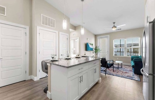 Southeast Orlando Apartment | Cozy King Bed, Resort Amenities & Pet-Friendly