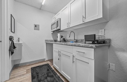 Highlands Apartment | Cozy King Bed Suite—Mins to Downtown Jacksonville!