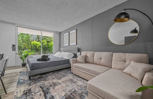 Highlands Apartment | Cozy King Bed Suite—Mins to Downtown Jacksonville!