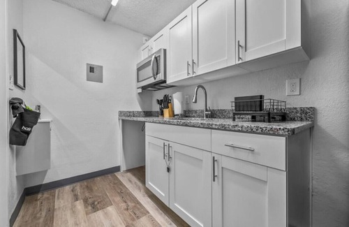 Highlands Apartment | Cozy King Bed Suite—Minutes to Downtown JAX!