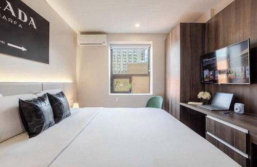 Gay Village Hotel | Cozy King – MTL Village Vibe