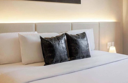 Gay Village Hotel | Cozy King – MTL Village Vibe