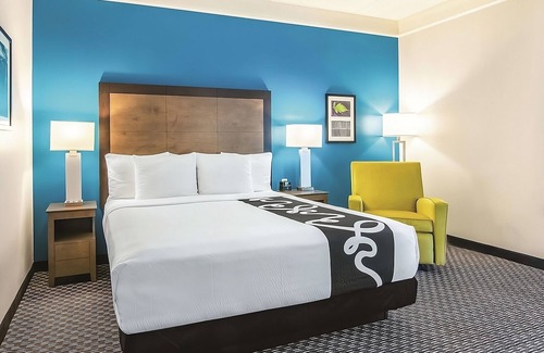 Orlando Hotel | Cozy King Room, La Quinta Inn & Suites, Free Parking, Close to UCF