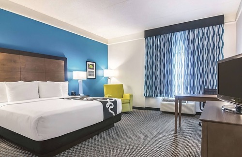 Orlando Hotel | Cozy King Room, La Quinta Inn & Suites, Free Parking, Close to UCF