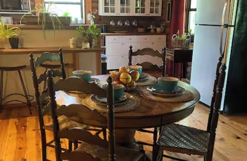 Lookout Mountain Apartment | Cozy King Size Fireplace Log Cabin Apartment on Lookout Mountain