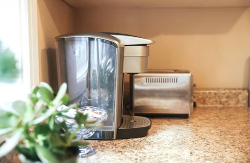 Richmond House | Cozy King Sized Private Entrance Suite 15 min from YVR and self check in
