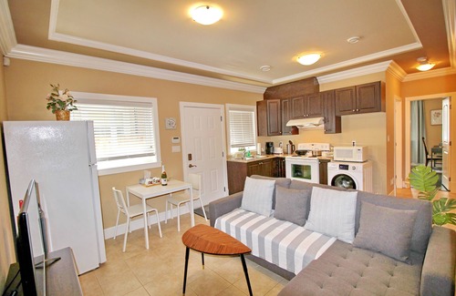 Richmond House | Cozy King Sized Private Entrance Suite 15 min from YVR and self check in