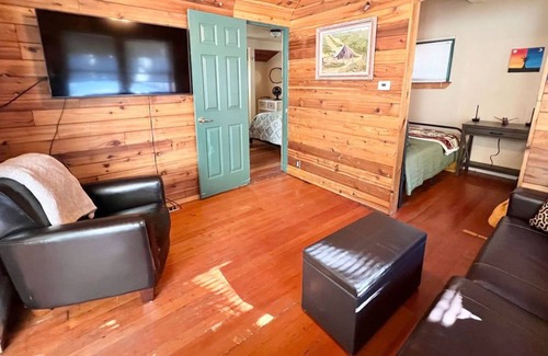 Wallace Cottage | Cozy King Street Cottage