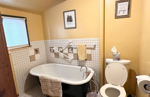 Wallace Cottage | Cozy King Street Cottage