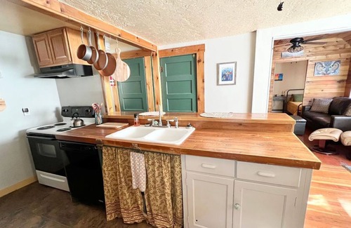 Wallace Cottage | Cozy King Street Cottage