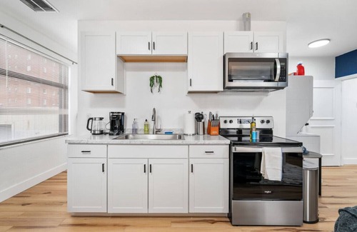 Friendship Apartment | Cozy King Suite|Central, Workspace + Free Parking