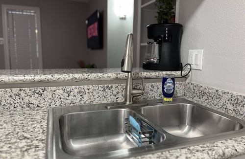 Neartown Apartment | Cozy King Suite in Montrose/Midtown