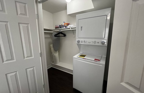 Neartown Apartment | Cozy King Suite in Montrose/Midtown