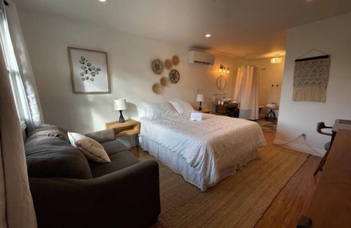 Cottam House | Cozy Kingsville Country Guest House